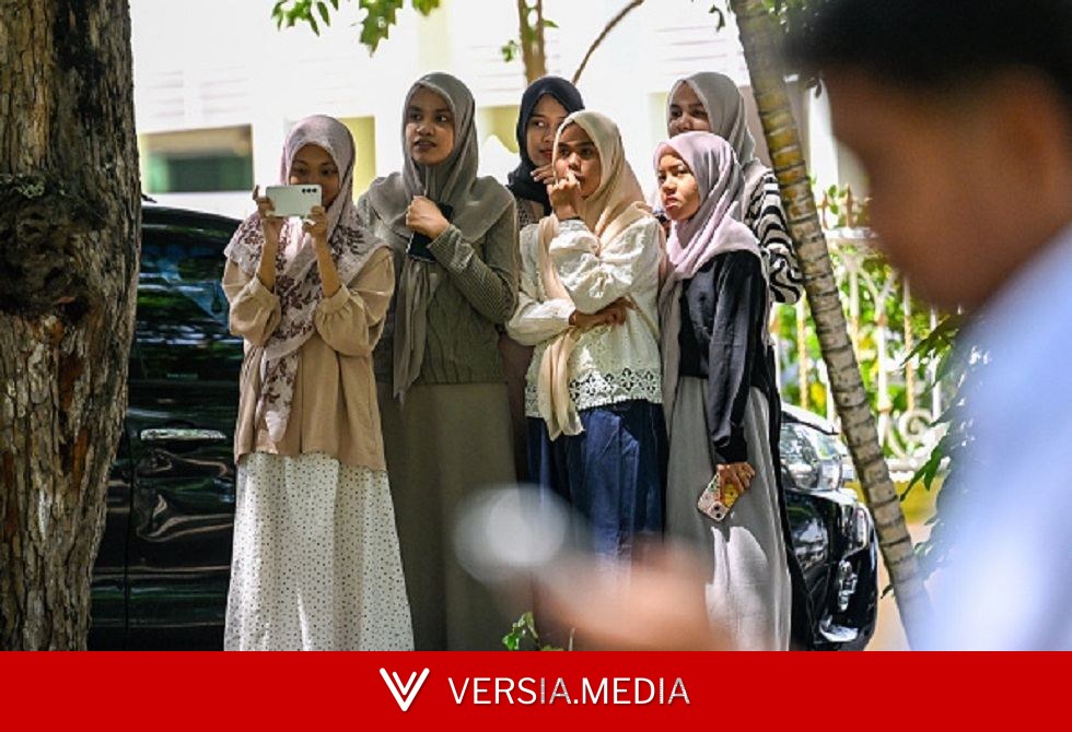 إندونيسيا.. جلد 6 أشخاص بتهمة التقبيل العلني والمقامرة (فيديو)