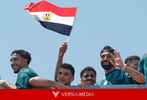 شاهد.. جماهير بشكتاش توقف حفل تقديم تروسارد بسب محمد صلاح!
