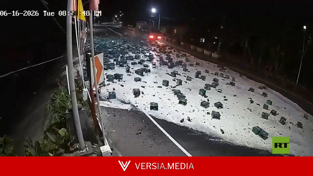 شاهد.. آلاف زجاجات البيرة تسقط فجأة على الطريق السريع في الفلبين